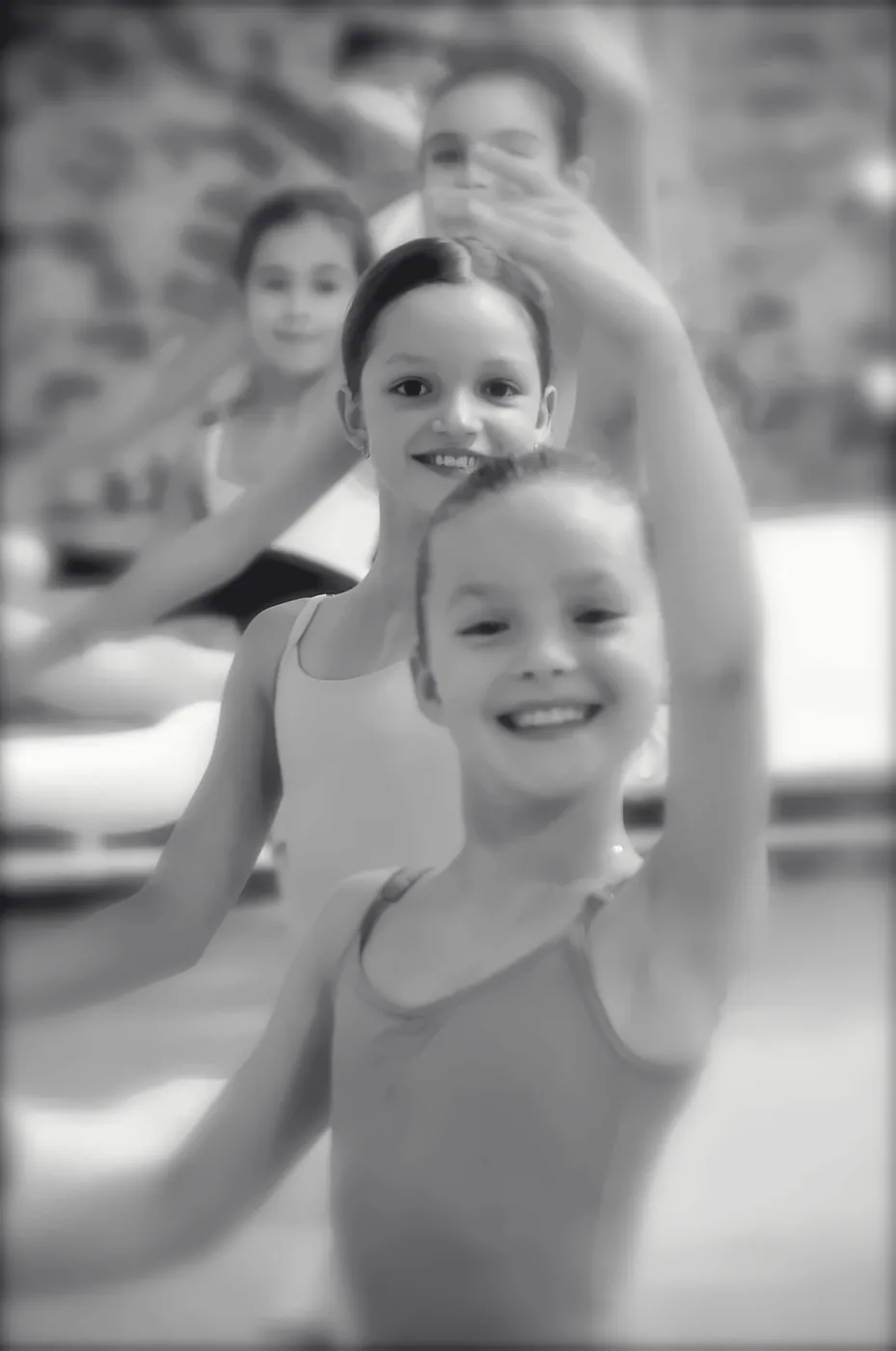 Lachende balletleerlingen tijdens de les